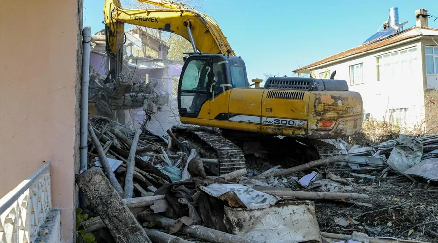 Van Büyükşehir Belediyesi Hatuniye Caddesi İkinci Etapta Yıkım Çalışması Yapıyor
