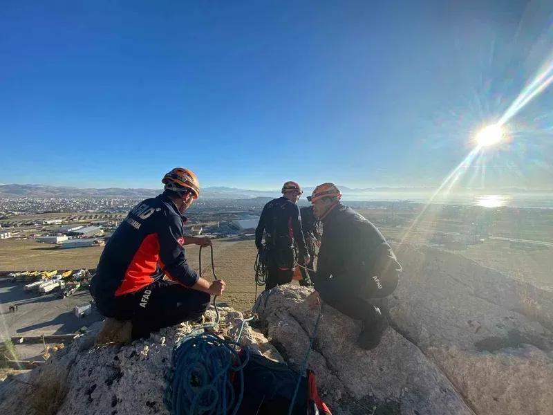 Van’da kayalıklarda mahsur kalan şahıs kurtarıldı