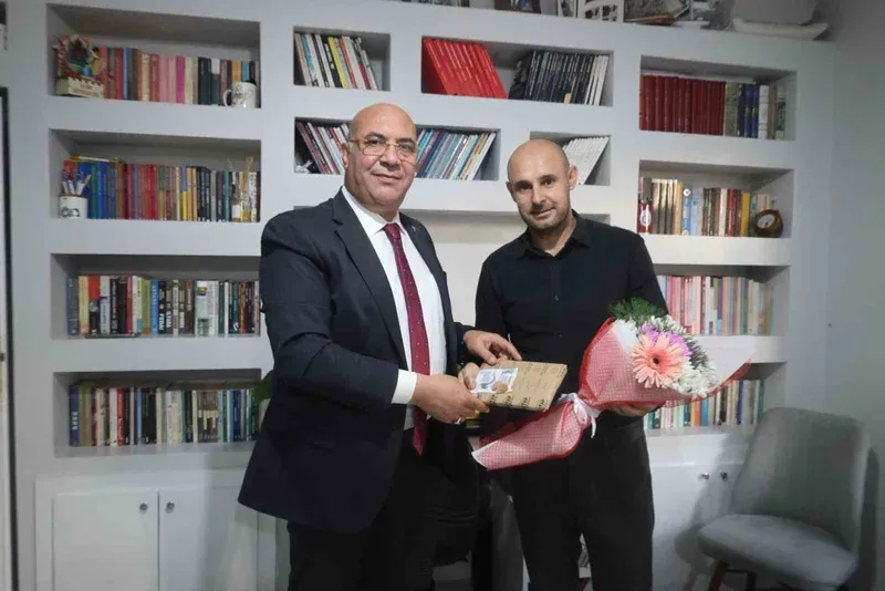 Van’da bıçaklı saldırıda yaralanan öğretmene moral ziyareti