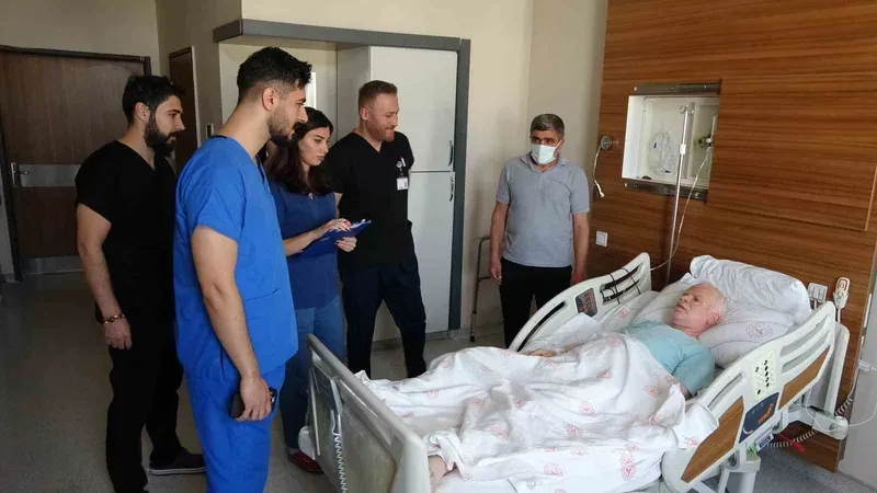 Van’da ölümcül damar yırtığı 15 kişilik ekip tarafından ameliyat edildi