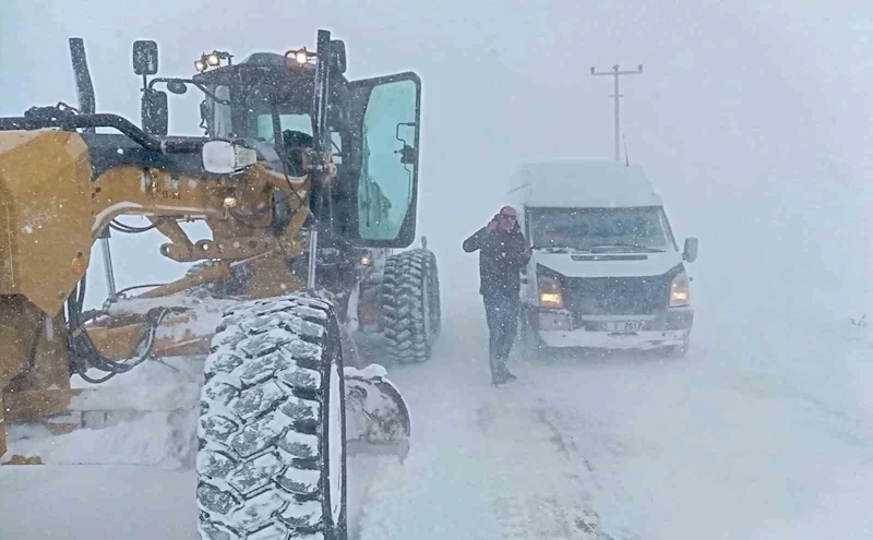 Van Büyükşehir Belediyesi’nin kar mesaisi