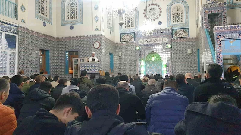 Başkale’de Kadir Gecesi dualarla idrak edildi