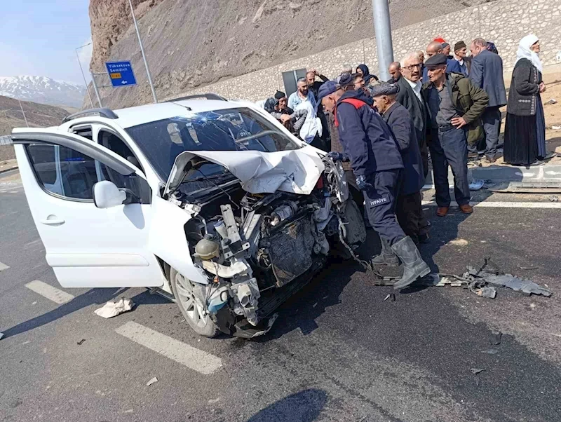 Yüksekova’da kamyonetler çarpıştı: 8 yaralı