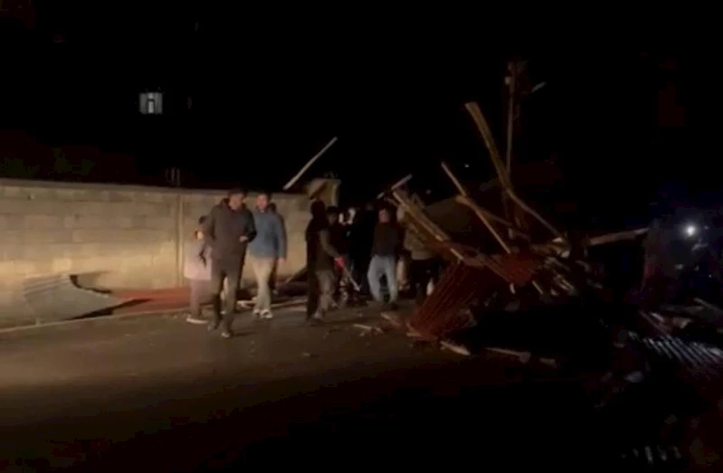 Yüksekova’da şiddetli fırtına: Çatılar uçtu, üzerine beton parçası düşen araç hasar gördü