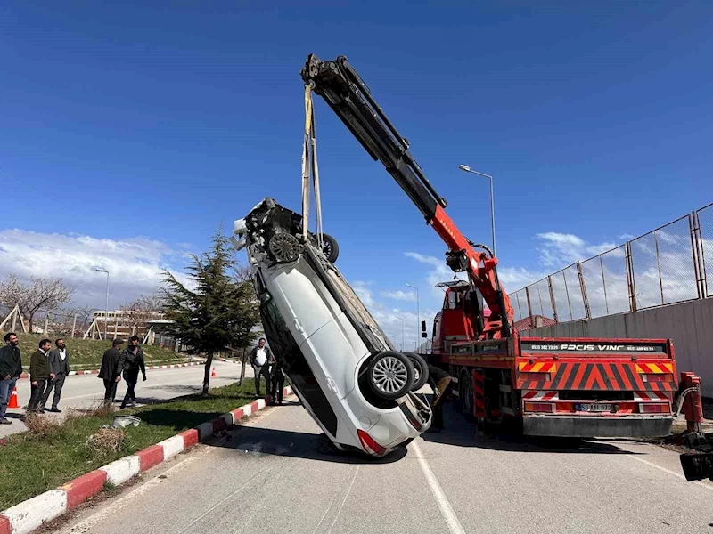 Erciş’te otomobille hafif ticari araç çarptı: 5 yaralı