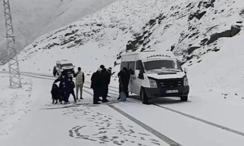 Hakkari’de iki minibüs karla kaplı yolda mahsur kaldı