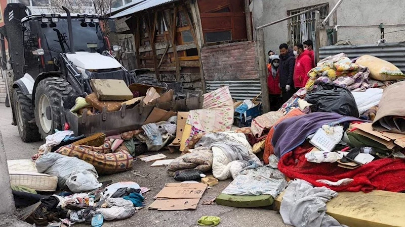 Van’da bir evden iki kamyon çöp çıktı