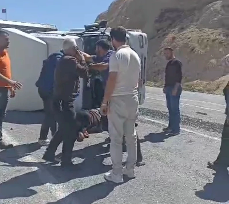 Bitlis’te tır devrildi: 2 yaralı