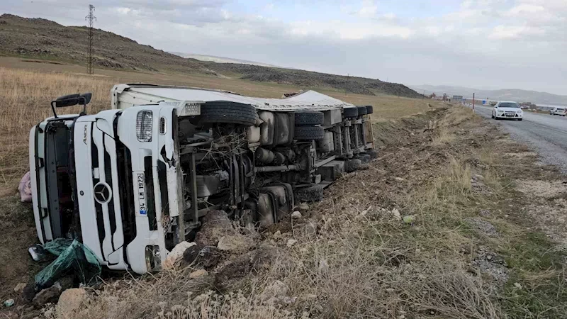 Bitlis’te meyve suyu yüklü tır şarampole devrildi