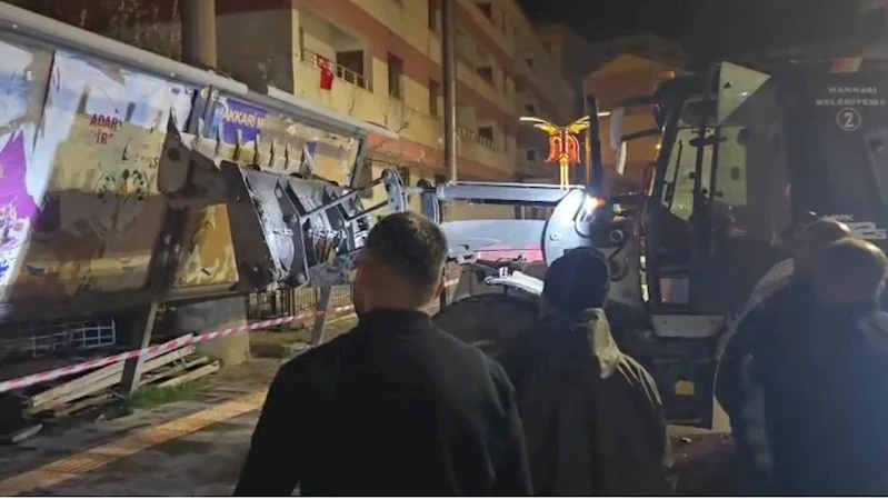 Hakkari’de fırtına ağaçları devirdi, çatıları uçurdu, araçlar zarar gördü