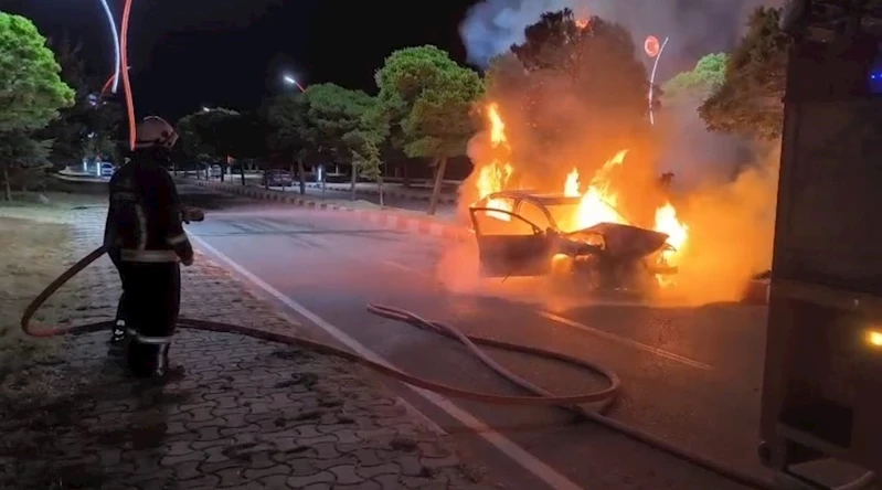 Van’da park halindeki araca çarpan otomobil alev alev yandı