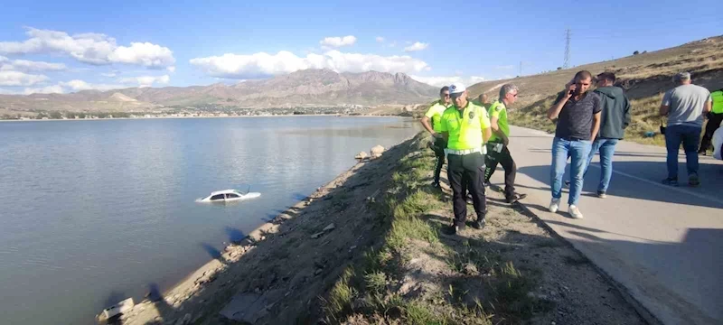 Van’da virajı alamayan otomobil Sıhke Göleyi’ne uçtu: 2 kişi yaralandı