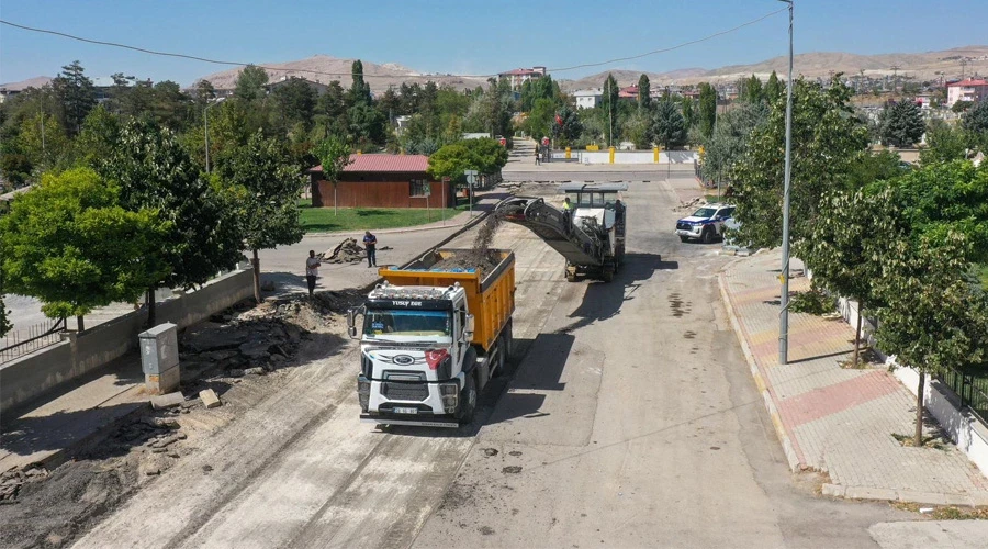 Van Büyükşehir Belediyesi Suvaroğlu Caddesinde Çalışmalara Başladı