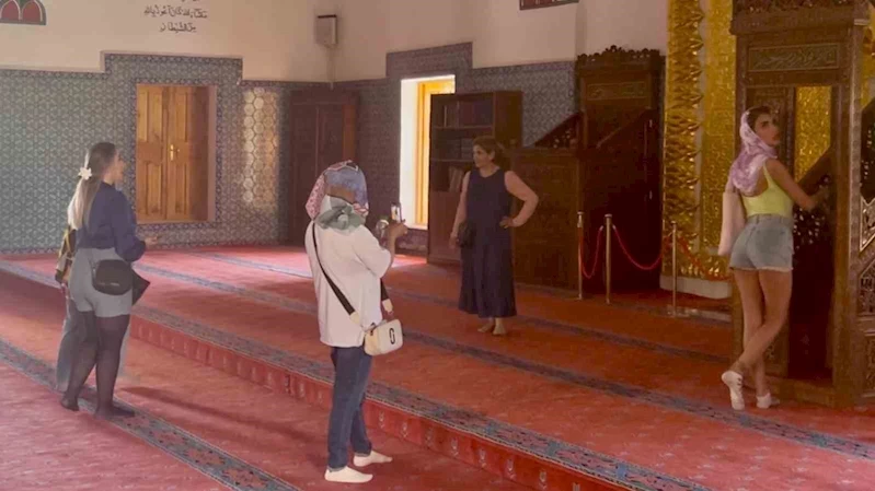 Van’da tarihi camiyi uygunsuz kıyafetlerle ziyaret eden turistlerle ilgili tartışma sürüyor