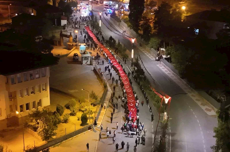 Ahlat’ta Malazgirt Zaferi’nin 954. yıl dönümünde dev Türk bayraklı fener alayı
