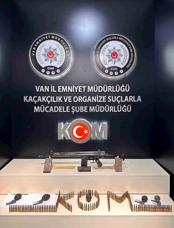 Van’da bir evde 5 el bombası ile 2 tüfek ele geçirildi