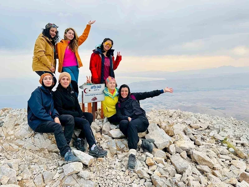 Vanlı dağcılar aynı gün Artos ve Sümbül Dağı’nda  zirve yaptı