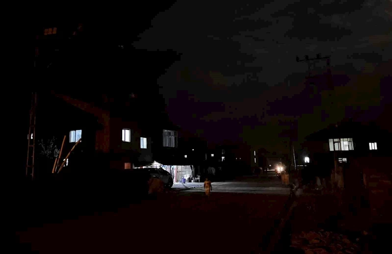 Yüksekova’da karanlık sokak tepkilere neden oldu